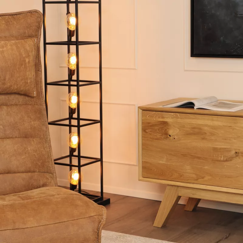 Ein minimalistisches Lowboard aus Eiche massiv bietet griffloses Design für Ihr modernes Wohnzimmer
