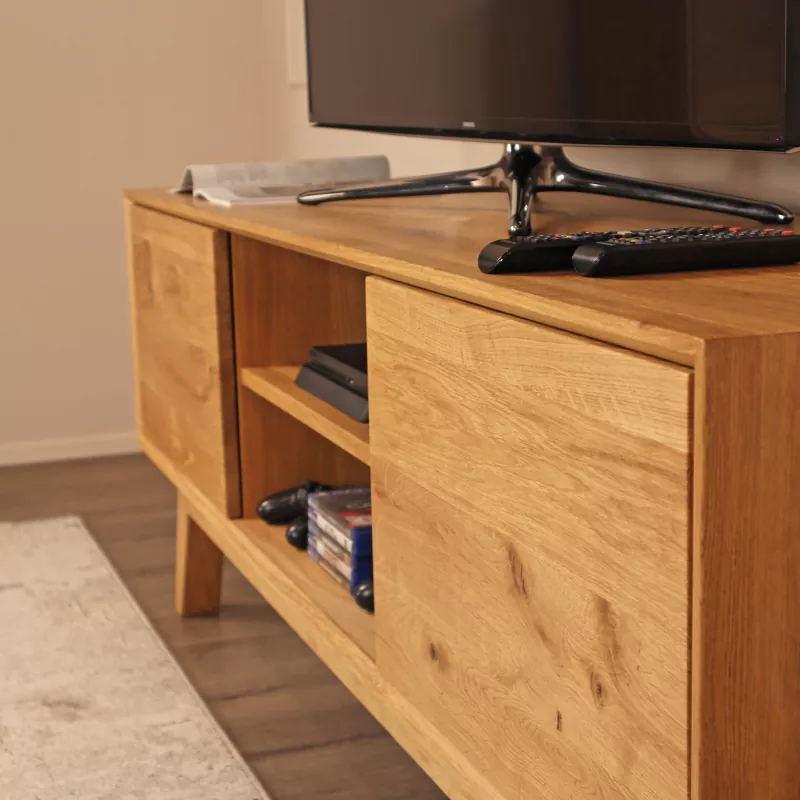 Minimalistisches TV-Board aus eiche