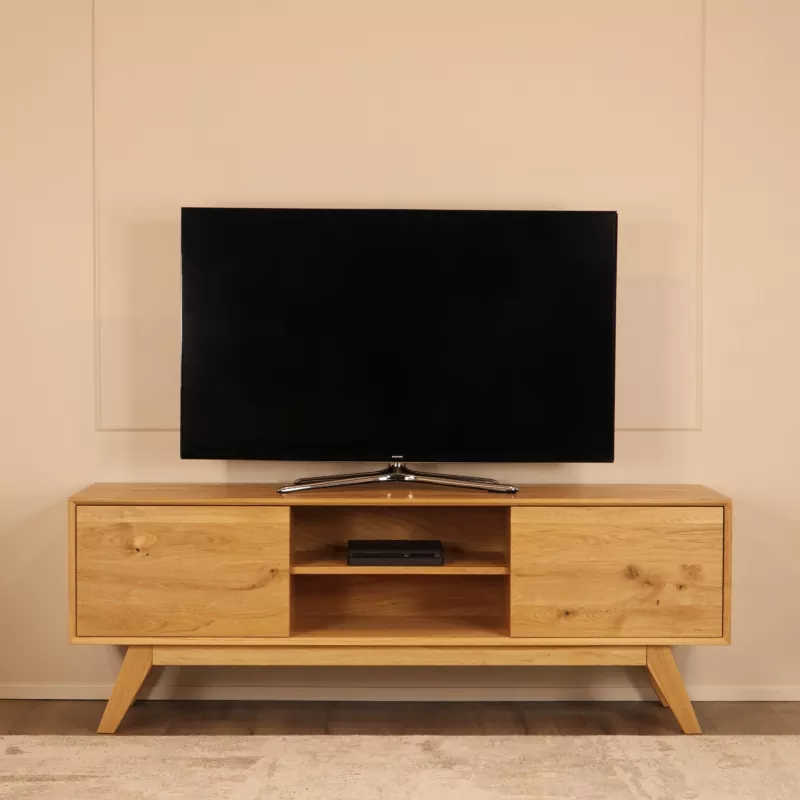 Maßgefertigte TV-Boards von eichenform mit Push-to-Open Technik für eine aufgeräumte und grifflose Optik
